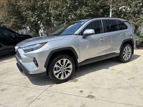Used 2022 Toyota RAV4 Limited AWD/4WD image 3