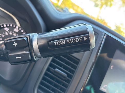 Used 2024 Nissan Titan SV w/ SV Convenience Package AWD/4WD image 14
