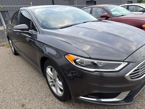 Used 2018 Ford Fusion SE w/ Fusion SE Technology Package FWD image 3