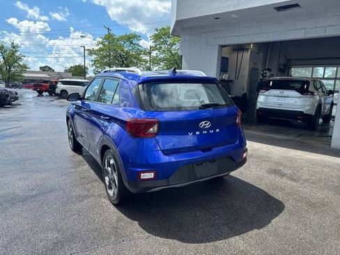 Used 2022 Hyundai Venue Limited FWD image 4