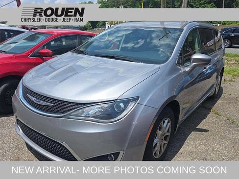 Used 2020 Chrysler Pacifica Touring-L FWD image 1