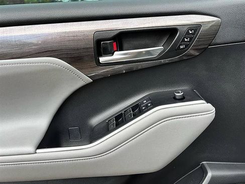 Used 2021 Toyota Highlander Platinum FWD image 11