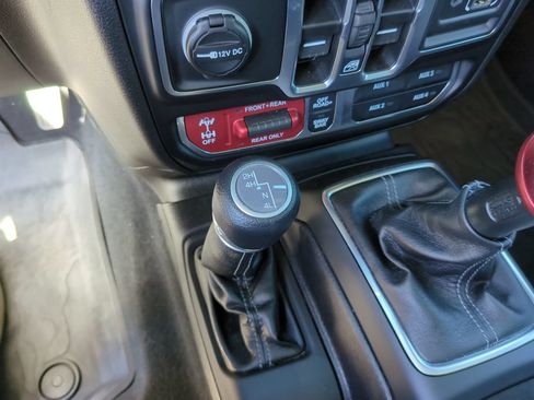 Used 2025 Jeep Wrangler Unlimited Rubicon AWD/4WD image 30