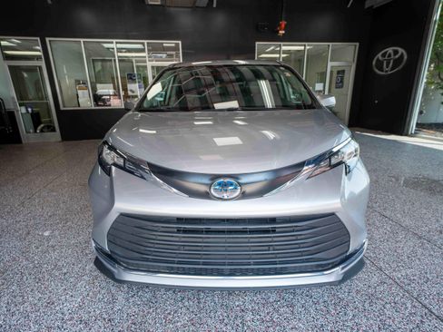 Used 2023 Toyota Sienna XLE w/ XLE Plus Package AWD/4WD image 6