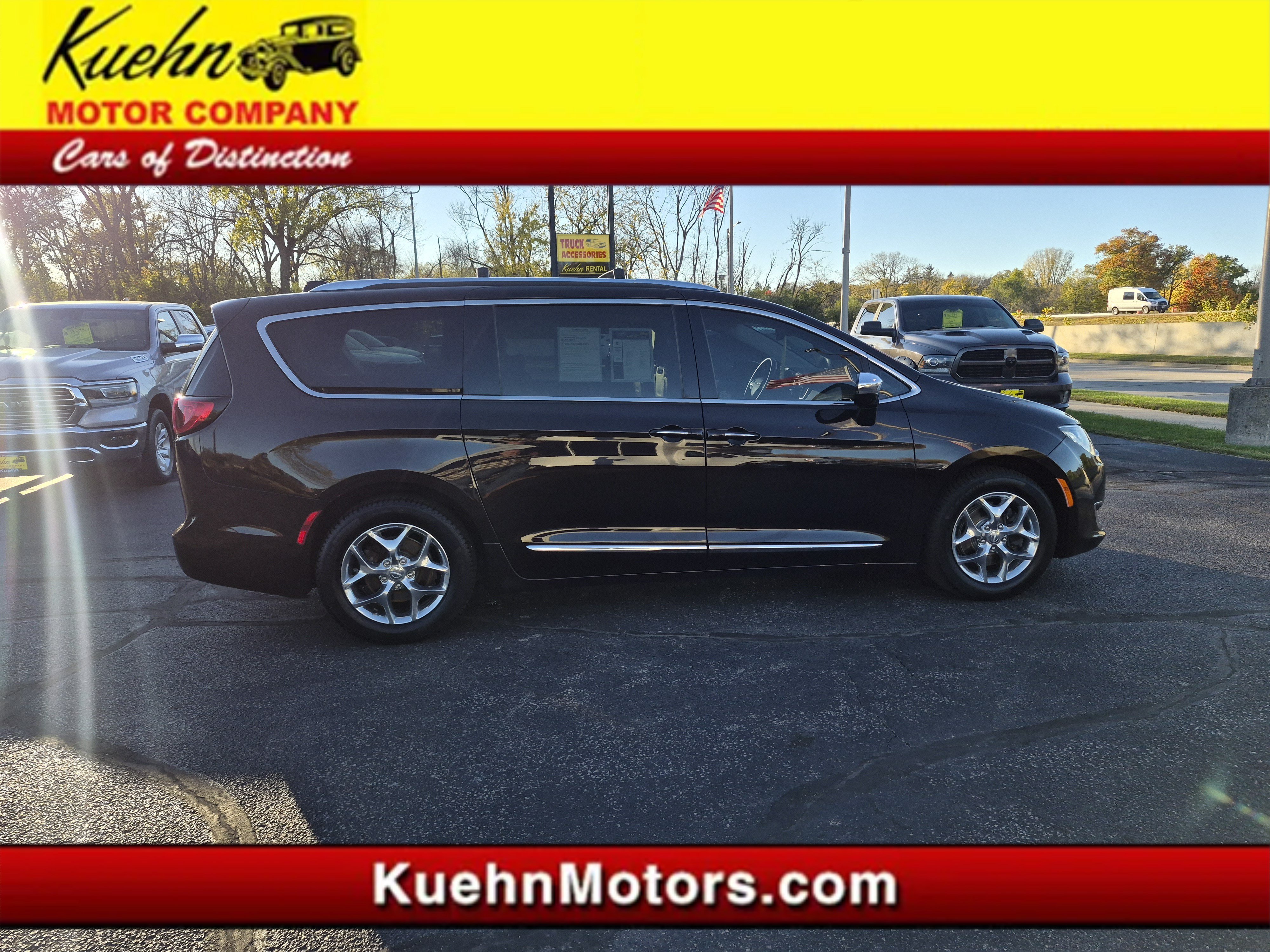 Used 2017 Chrysler Pacifica Limited FWD image 1