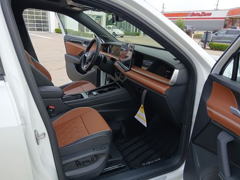 New 2026 Volkswagen Tiguan SEL R-Line AWD/4WD image 25