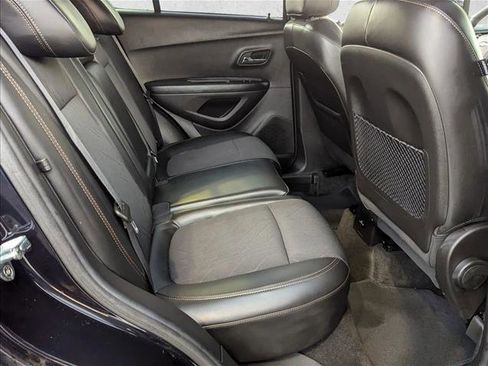 Used 2022 Chevrolet Trax LT w/ LT Convenience Package image 18