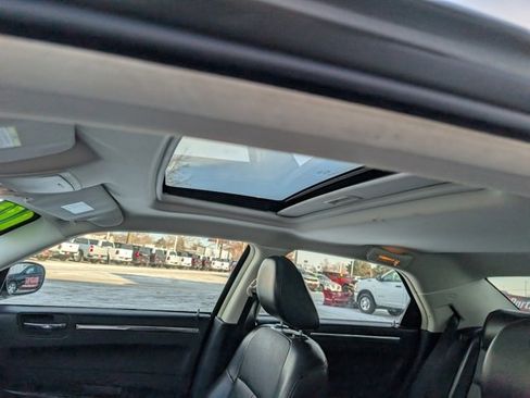 Used 2010 Chrysler 300 Limited image 9