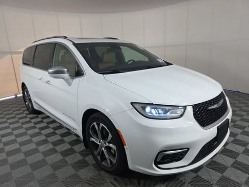 Used 2022 Chrysler Pacifica Pinnacle FWD image 6