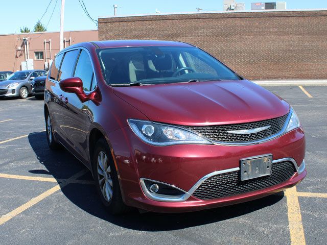Used 2018 Chrysler Pacifica Touring Plus FWD image 4