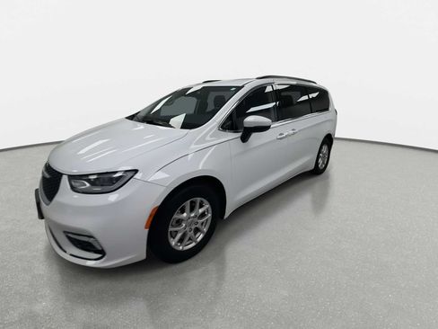 Used 2023 Chrysler Pacifica Touring-L FWD image 4