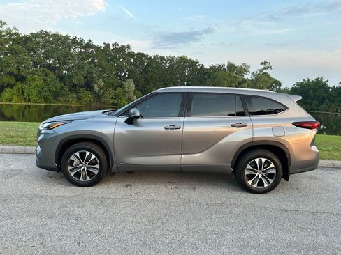 Used 2025 Toyota Highlander XLE AWD/4WD image 3