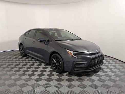 Used 2025 Toyota Corolla SE image 3