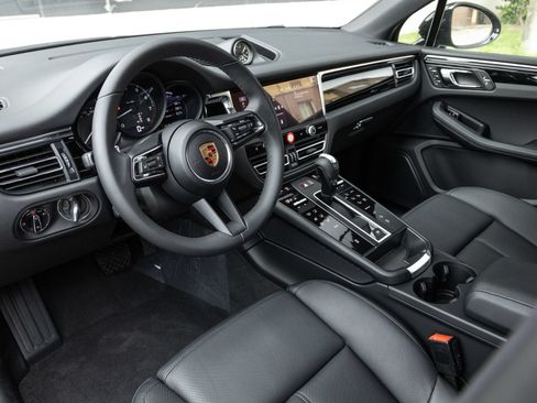 Certified 2026 Porsche Macan AWD/4WD image 4