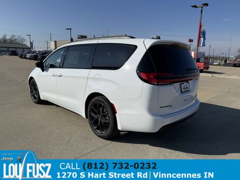 New 2026 Chrysler Pacifica Limited w/ S Appearance Package image 5