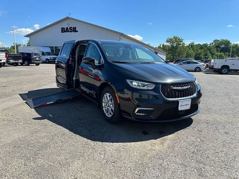 Used 2023 Chrysler Pacifica Touring-L FWD image 48