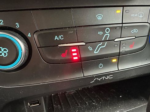 Used 2016 Ford Focus SE w/ SE Cold Weather Package image 28