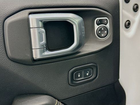 Used 2025 Jeep Wrangler Sahara image 15