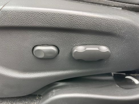 Used 2022 Chevrolet Trax LT w/ LT Convenience Package image 18