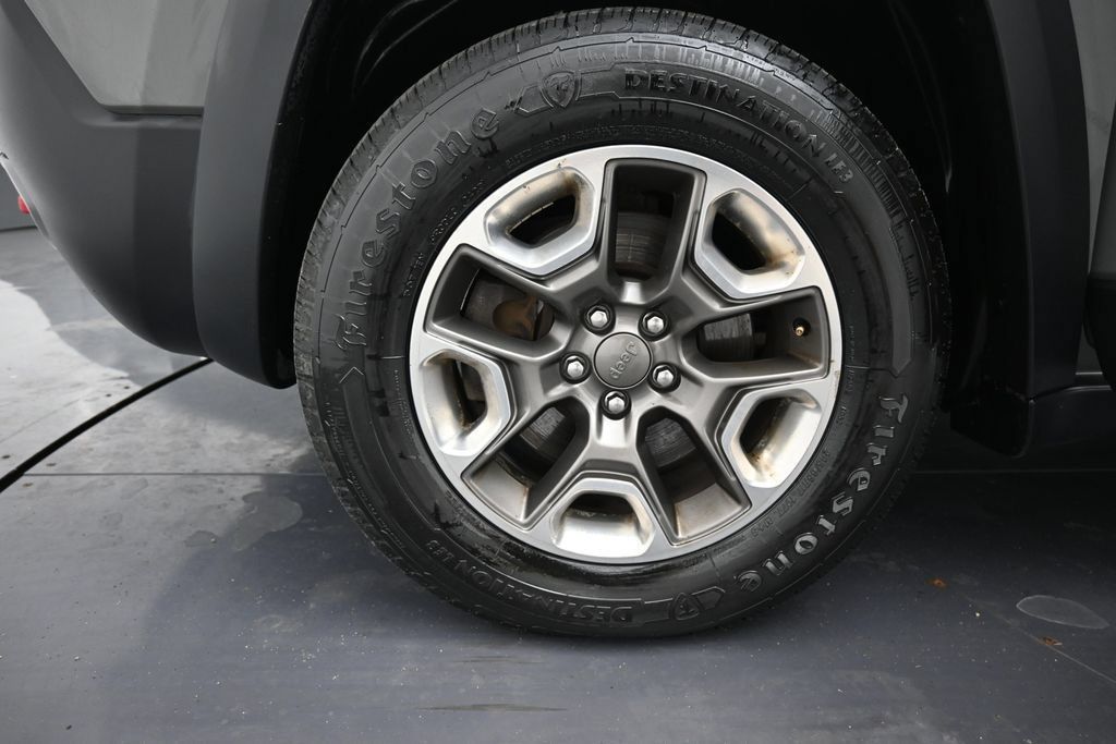 Used 2019 Jeep Cherokee Trailhawk w/ Cold Weather Group AWD/4WD image 30