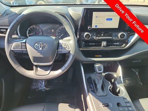 Used 2024 Toyota Highlander XLE FWD image 4