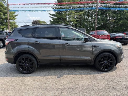 Used 2017 Ford Escape SE w/ SE Sport Appearance Package FWD image 4