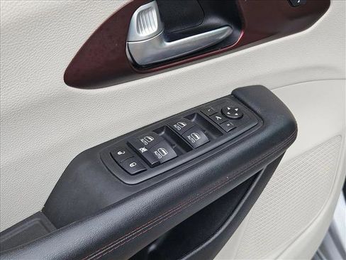 Used 2020 Chrysler Pacifica Limited image 11