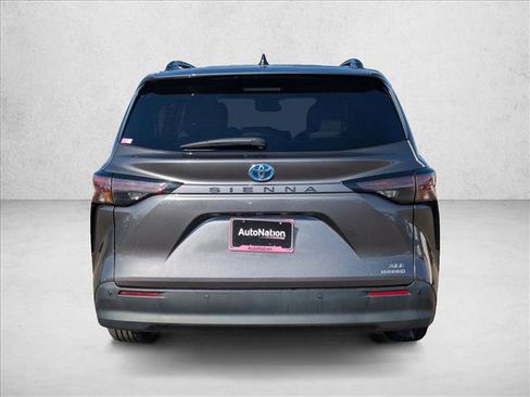 Used 2024 Toyota Sienna XLE image 7