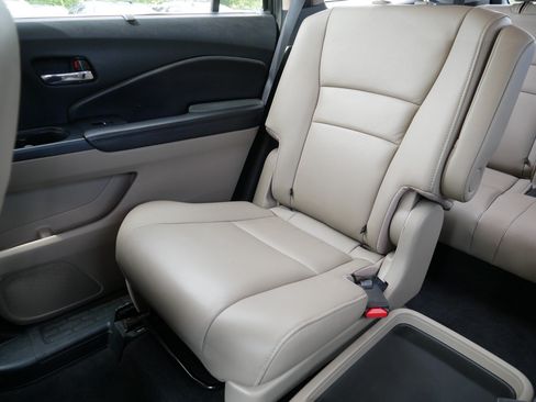 Used 2020 Honda Pilot Touring image 12