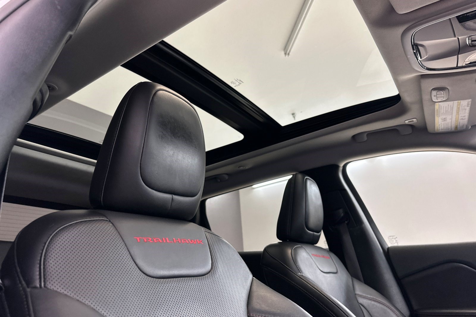 Used 2019 Jeep Cherokee Trailhawk AWD/4WD image 25