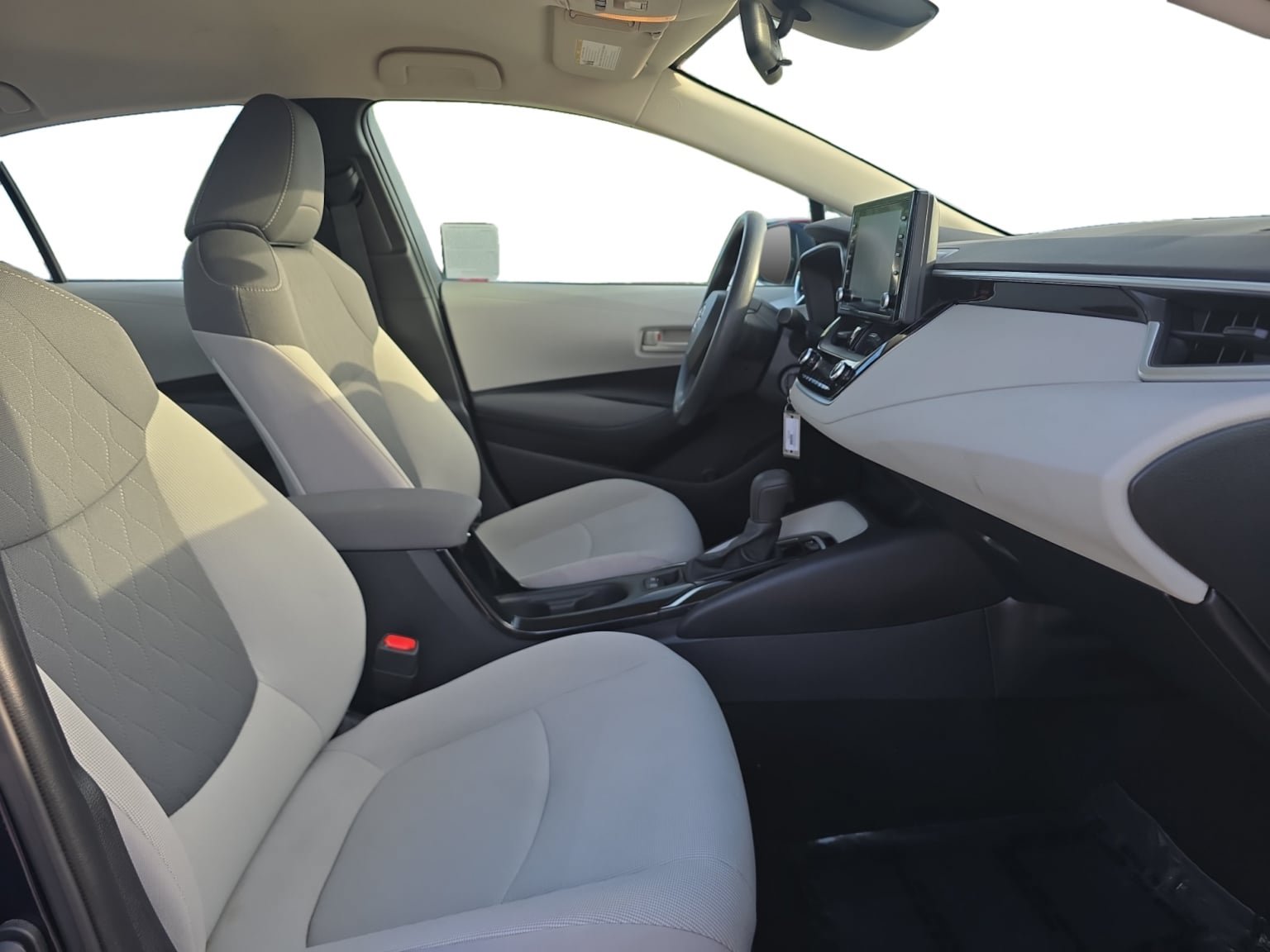 Used 2022 Toyota Corolla LE w/ Carpet Mat Package (TMS) FWD image 17