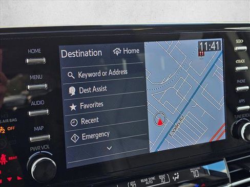 Used 2023 Toyota Sienna Limited image 26