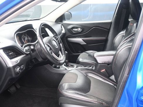 Used 2018 Jeep Cherokee Trailhawk w/ Cold Weather Group AWD/4WD image 12