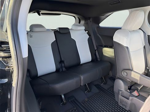 Used 2025 Toyota Sienna LE image 12