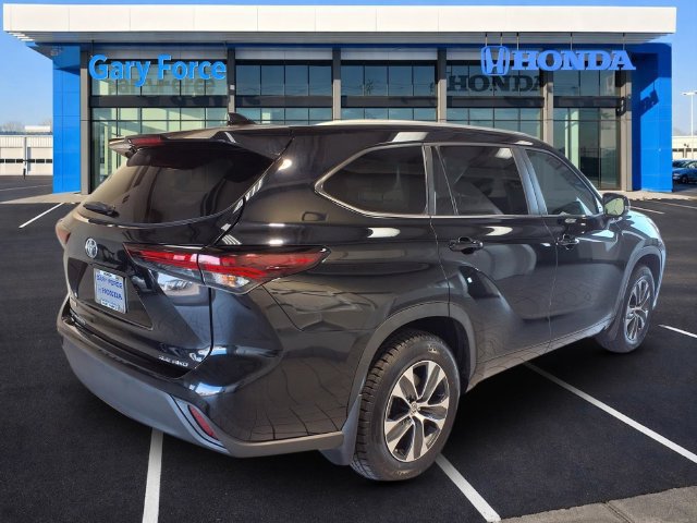 Used 2024 Toyota Highlander XLE AWD/4WD image 2