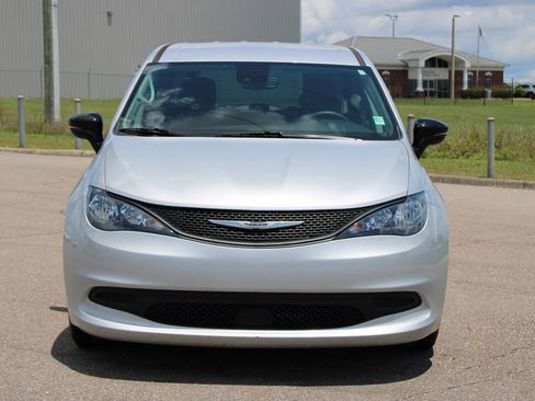 Used 2024 Chrysler Voyager LX FWD image 4