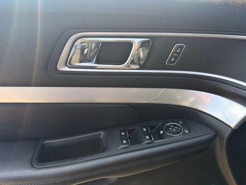 Used 2017 Ford Explorer XLT w/ Equipment Group 202A FWD image 11