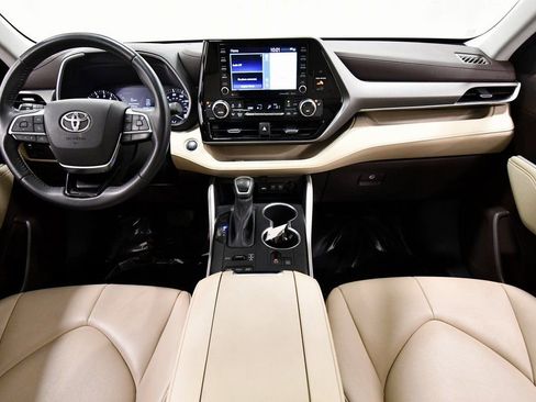 Used 2020 Toyota Highlander XLE image 3
