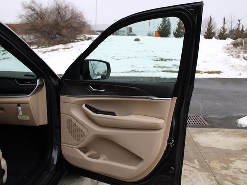 New 2025 Jeep Grand Cherokee Limited image 19