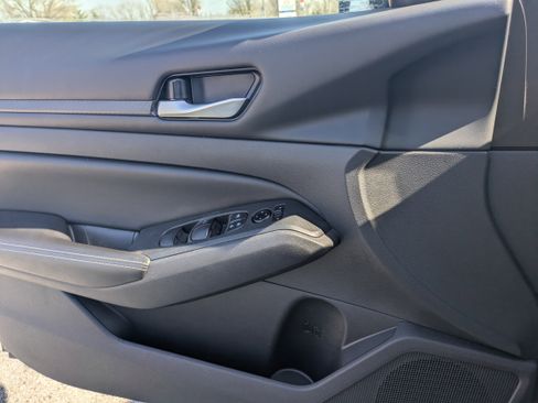 Used 2024 Nissan Altima 2.5 SV image 19