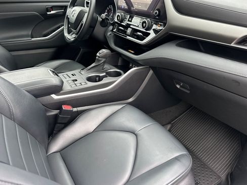 Certified 2023 Toyota Highlander XLE image 16
