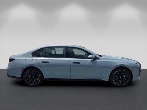 Used 2024 BMW 760i xDrive w/ Executive Package AWD/4WD image 3