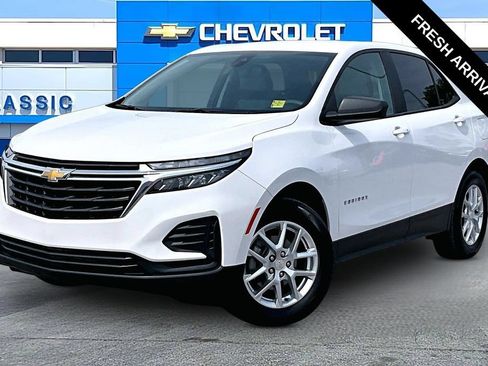 Used 2024 Chevrolet Equinox LS w/ LS Convenience Package FWD image 2