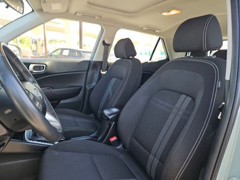 Used 2025 Hyundai Venue SEL FWD image 16