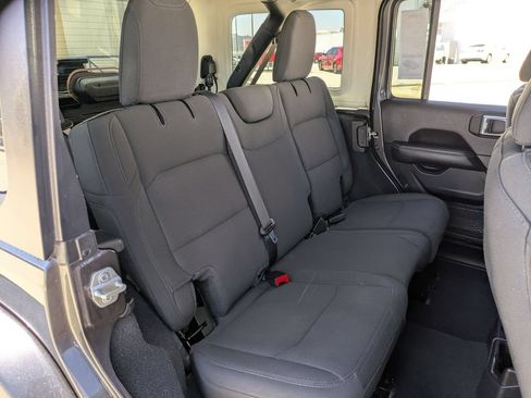 Used 2022 Jeep Wrangler Unlimited Sahara w/ Cold Weather Group AWD/4WD image 27
