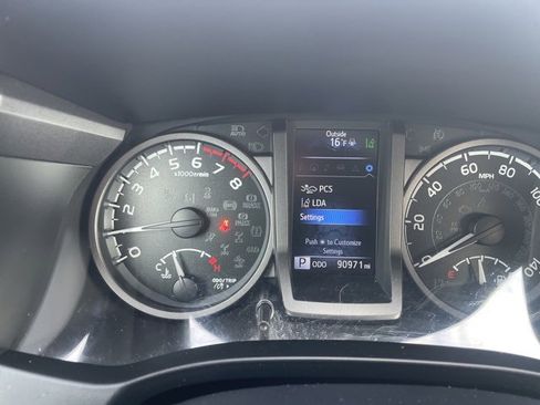 Used 2018 Toyota Tacoma TRD Sport image 24