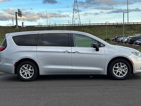 Used 2024 Chrysler Pacifica Touring-L image 2