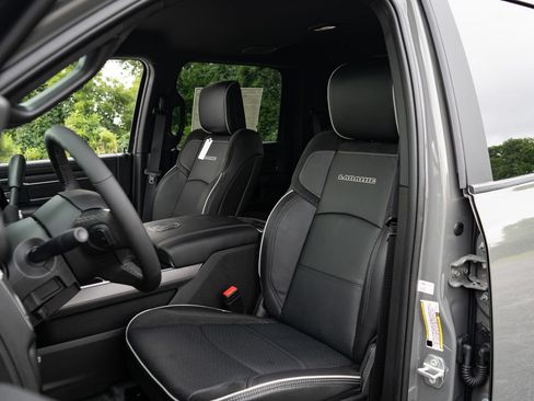 New 2026 RAM 4500 4x4 Crew Cab DRW w/ Laramie Trim Package image 32
