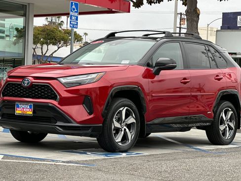 Used 2022 Toyota RAV4 SE w/ Weather & Moonroof Package AWD/4WD image 8