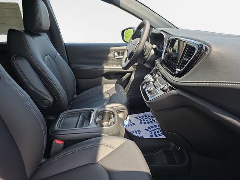 New 2027 Chrysler Pacifica Select AWD/4WD image 24